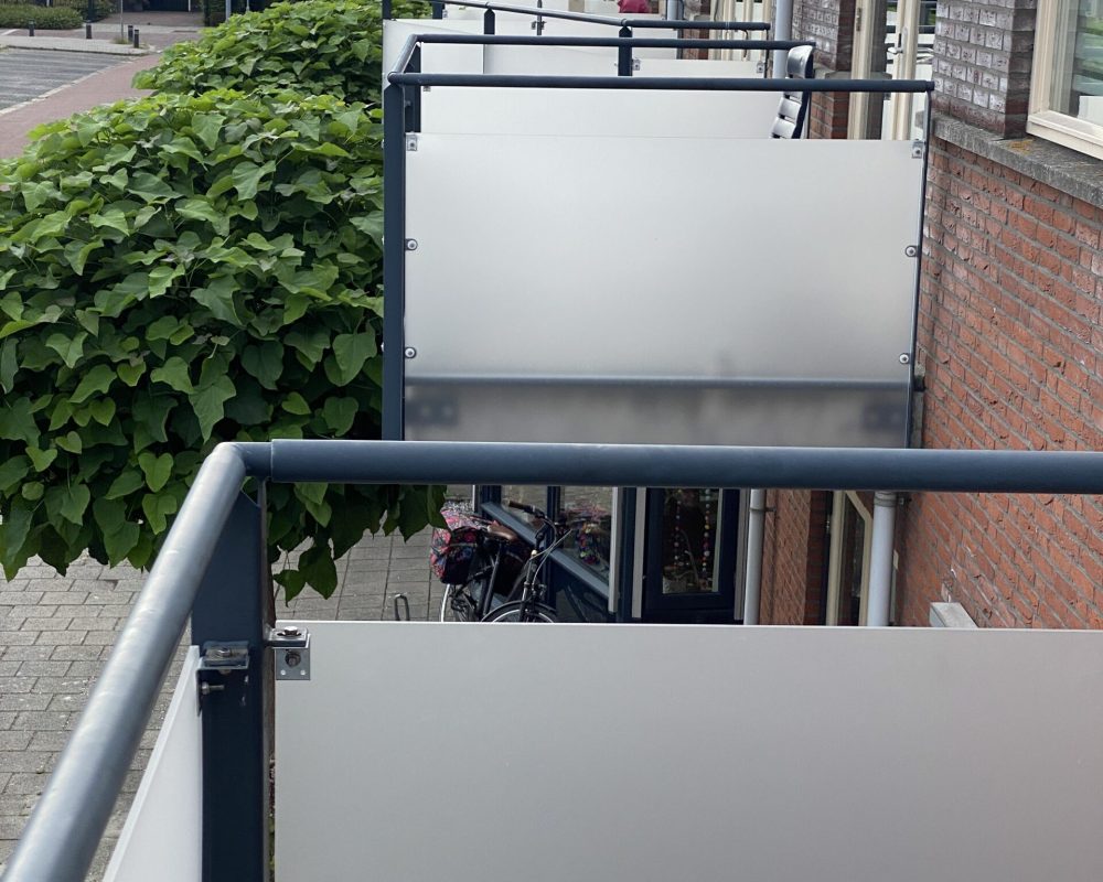plexiglas opaal windscherm balkon 1.7